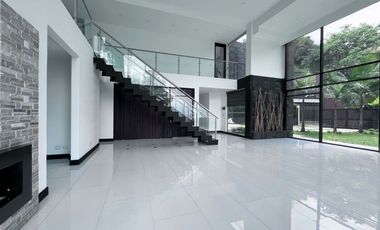 Casa en arriendo en Loma del Escobero, Envigado, Antioquia