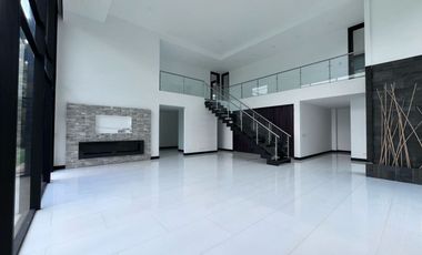 Casa en arriendo en Loma del Escobero, Envigado, Antioquia