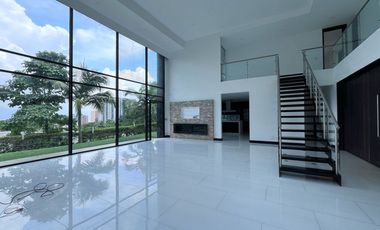 Casa en arriendo en Loma del Escobero, Envigado, Antioquia