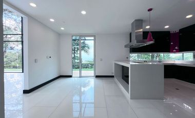 Casa en arriendo en Loma del Escobero, Envigado, Antioquia