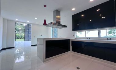 Casa en arriendo en Loma del Escobero, Envigado, Antioquia