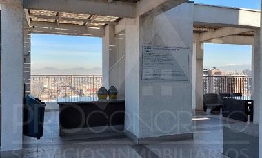 Arriendo departamento 2D 1B en Santiago Centro, límite con Ñuñoa, a pasos del metro Irarrázaval, con piscina, gimnasio y quinchos.