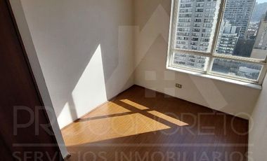 Arriendo departamento 2D 1B en Santiago Centro, límite con Ñuñoa, a pasos del metro Irarrázaval, con piscina, gimnasio y quinchos.