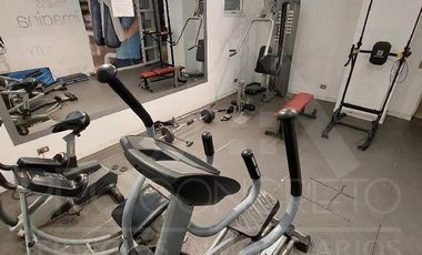 Arriendo departamento 2D 1B en Santiago Centro, límite con Ñuñoa, a pasos del metro Irarrázaval, con piscina, gimnasio y quinchos.