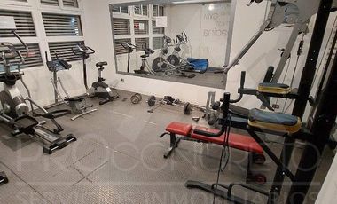 Arriendo departamento 2D 1B en Santiago Centro, límite con Ñuñoa, a pasos del metro Irarrázaval, con piscina, gimnasio y quinchos.