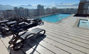 Arriendo departamento 2D 1B en Santiago Centro, límite con Ñuñoa, a pasos del metro Irarrázaval, con piscina, gimnasio y quinchos.