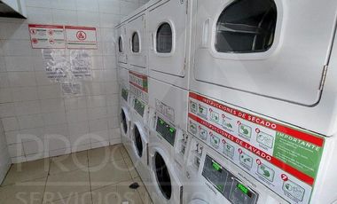 Arriendo departamento 2D 1B en Santiago Centro, límite con Ñuñoa, a pasos del metro Irarrázaval, con piscina, gimnasio y quinchos.