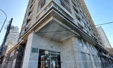 Arriendo departamento 2D 1B en Santiago Centro, límite con Ñuñoa, a pasos del metro Irarrázaval, con piscina, gimnasio y quinchos.