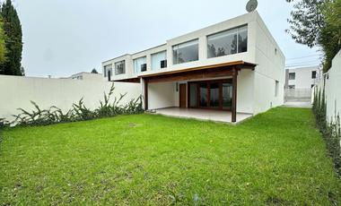 Casa de renta en Cumbaya sector San Patricio, 180m2 de jardín, fácil acceso a la Ruta Viva, Simón Bolivar.
