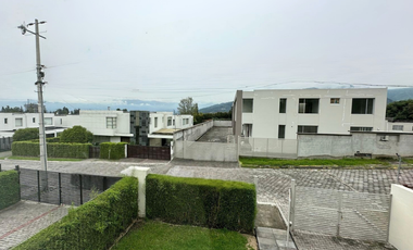 Casa de renta en Cumbaya sector San Patricio, 180m2 de jardín, fácil acceso a la Ruta Viva, Simón Bolivar.