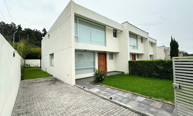 Casa de renta en Cumbaya sector San Patricio, 180m2 de jardín, fácil acceso a la Ruta Viva, Simón Bolivar.