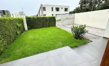 Casa de renta en Cumbaya sector San Patricio, 180m2 de jardín, fácil acceso a la Ruta Viva, Simón Bolivar.
