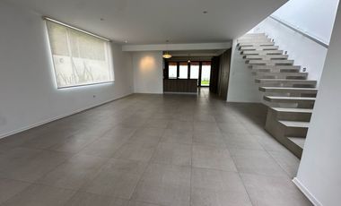 Casa de renta en Cumbaya sector San Patricio, 180m2 de jardín, fácil acceso a la Ruta Viva, Simón Bolivar.