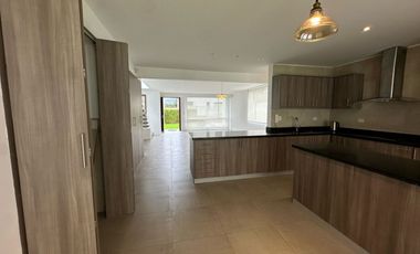 Casa de renta en Cumbaya sector San Patricio, 180m2 de jardín, fácil acceso a la Ruta Viva, Simón Bolivar.