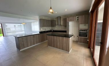 Casa de renta en Cumbaya sector San Patricio, 180m2 de jardín, fácil acceso a la Ruta Viva, Simón Bolivar.