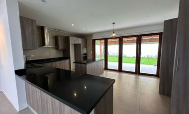 Casa de renta en Cumbaya sector San Patricio, 180m2 de jardín, fácil acceso a la Ruta Viva, Simón Bolivar.