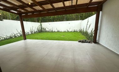 Casa de renta en Cumbaya sector San Patricio, 180m2 de jardín, fácil acceso a la Ruta Viva, Simón Bolivar.