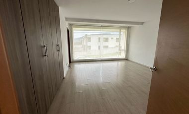 Casa de renta en Cumbaya sector San Patricio, 180m2 de jardín, fácil acceso a la Ruta Viva, Simón Bolivar.