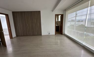 Casa de renta en Cumbaya sector San Patricio, 180m2 de jardín, fácil acceso a la Ruta Viva, Simón Bolivar.