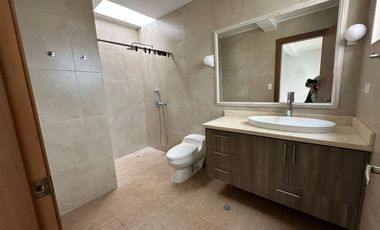 Casa de renta en Cumbaya sector San Patricio, 180m2 de jardín, fácil acceso a la Ruta Viva, Simón Bolivar.