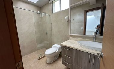 Casa de renta en Cumbaya sector San Patricio, 180m2 de jardín, fácil acceso a la Ruta Viva, Simón Bolivar.