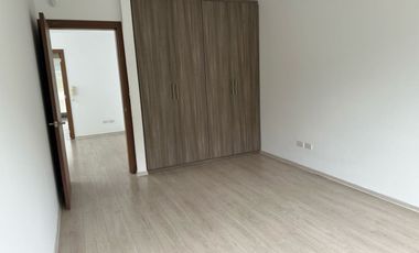 Casa de renta en Cumbaya sector San Patricio, 180m2 de jardín, fácil acceso a la Ruta Viva, Simón Bolivar.