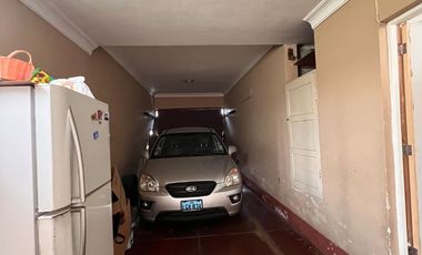 AMPLIA CASA EN EL LIMITE DE LINCE Y SAN ISIDRO EN VENTA