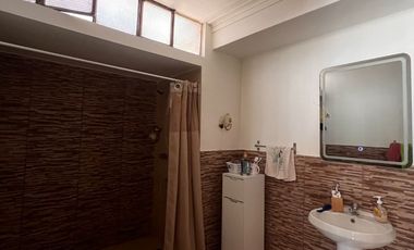 AMPLIA CASA EN EL LIMITE DE LINCE Y SAN ISIDRO EN VENTA