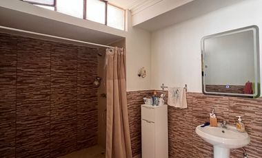 AMPLIA CASA EN EL LIMITE DE LINCE Y SAN ISIDRO EN VENTA