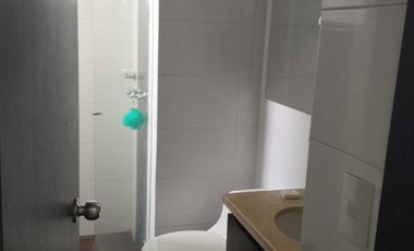 VENDO APARTAESTUDIO PISO ALTO, PARQUEADERO Y LOCKER -G