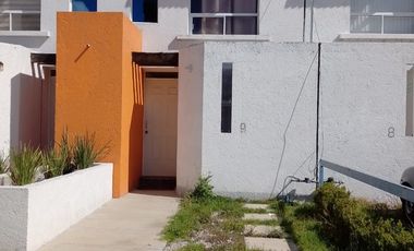 Casa en renta, amueblada y con servicios, uno y medio baños con 4 camas equipadas.