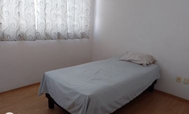 Casa en renta, amueblada y con servicios, uno y medio baños con 4 camas equipadas.
