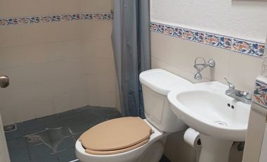 Casa en renta, amueblada y con servicios, uno y medio baños con 4 camas equipadas.