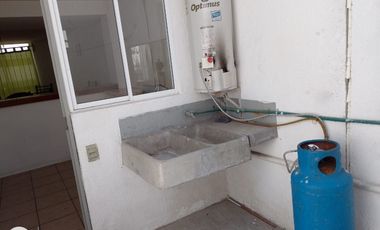 Casa en renta, amueblada y con servicios, uno y medio baños con 4 camas equipadas.