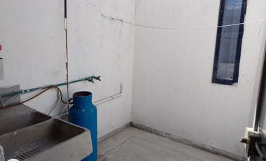 Casa en renta, amueblada y con servicios, uno y medio baños con 4 camas equipadas.