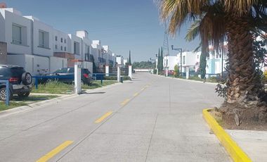 Casa en renta, amueblada y con servicios, uno y medio baños con 4 camas equipadas.