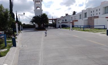 Casa en renta, amueblada y con servicios, uno y medio baños con 4 camas equipadas.
