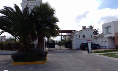 Casa en renta, amueblada y con servicios, uno y medio baños con 4 camas equipadas.
