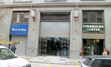 Vendo excelente e iluminada oficina 2 Privados , 1 Baño  ubicada , a pasos de palacio de La Moneda