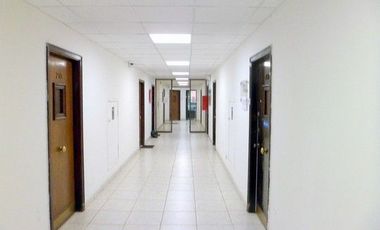 Vendo excelente e iluminada oficina 2 Privados , 1 Baño  ubicada , a pasos de palacio de La Moneda