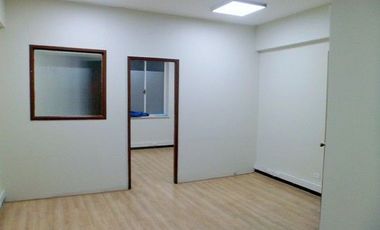 Vendo excelente e iluminada oficina 2 Privados , 1 Baño  ubicada , a pasos de palacio de La Moneda