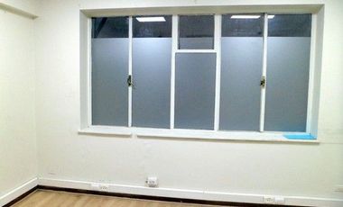 Vendo excelente e iluminada oficina 2 Privados , 1 Baño  ubicada , a pasos de palacio de La Moneda