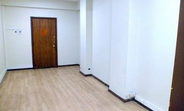 Vendo excelente e iluminada oficina 2 Privados , 1 Baño  ubicada , a pasos de palacio de La Moneda