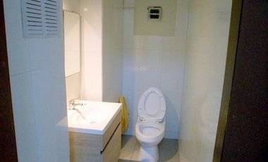 Vendo excelente e iluminada oficina 2 Privados , 1 Baño  ubicada , a pasos de palacio de La Moneda