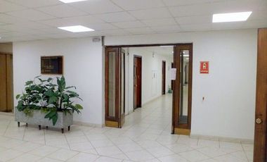 Vendo excelente e iluminada oficina 2 Privados , 1 Baño  ubicada , a pasos de palacio de La Moneda