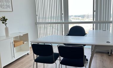 OFICINA AMUEBLADA TOTALMENTE EQUIPADA CON ÁREAS COMUNES Y AMENIDADES LISTA PARA EMPEZAR A TRABAJAR