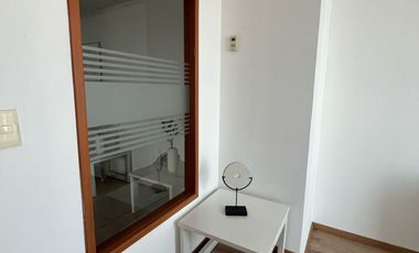 OFICINA AMUEBLADA TOTALMENTE EQUIPADA CON ÁREAS COMUNES Y AMENIDADES LISTA PARA EMPEZAR A TRABAJAR