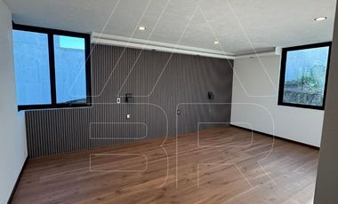 Residencia de Lujo en Venta con Elevador en Puerta del Bosque
