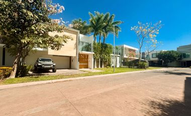 Casa en Renta en coto Villa la Cima, de Lujo Amueblada Puerta de Hierro, Zona Dorada Zapopan