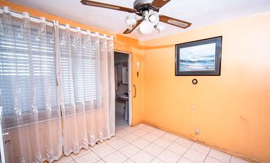 SE VENDE CASA EN CALLE 21 DE MAYO.